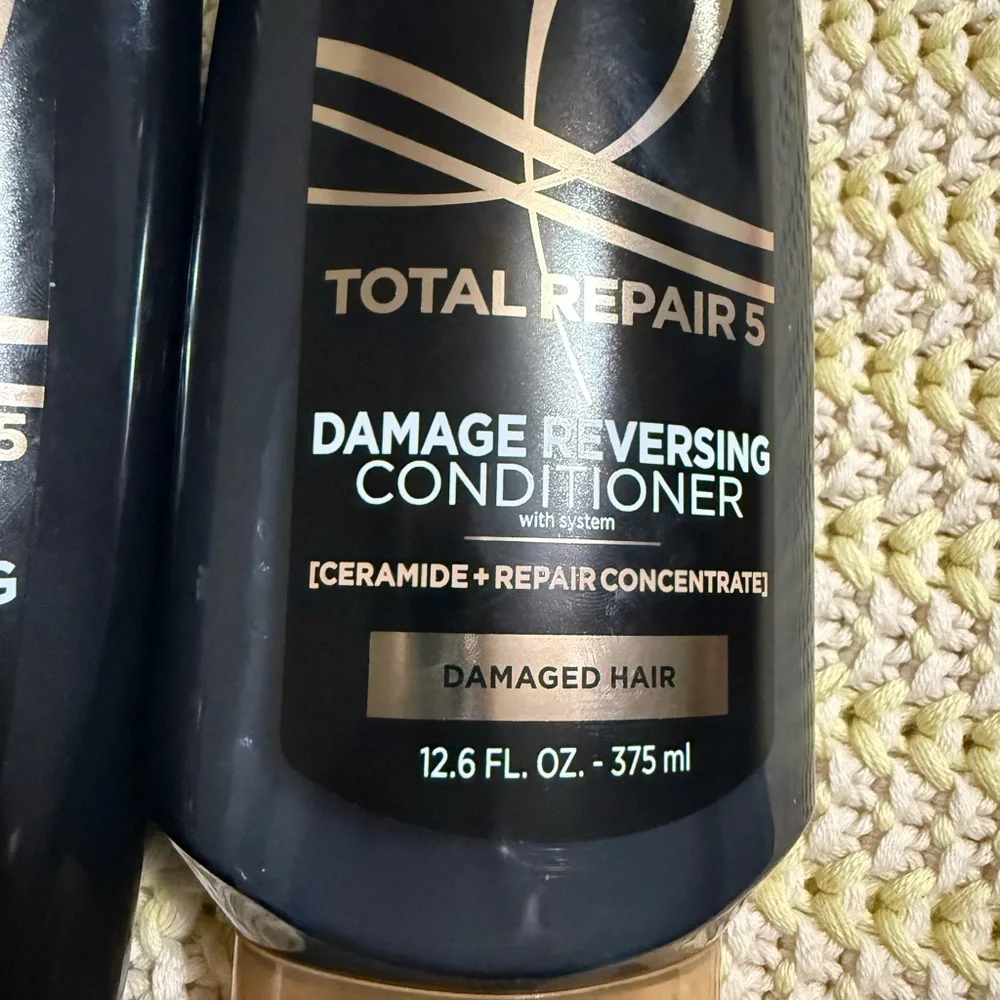 L'Oreal Elvive Total Repair 5 Shampoo and Conditioner - Black and Gold